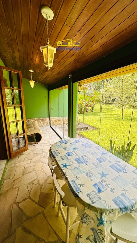 Condomínio em meio a natureza, com duas suítes , reformado , com financiamento bancário ESTRADA BEIRA RIO São Sebastião - 