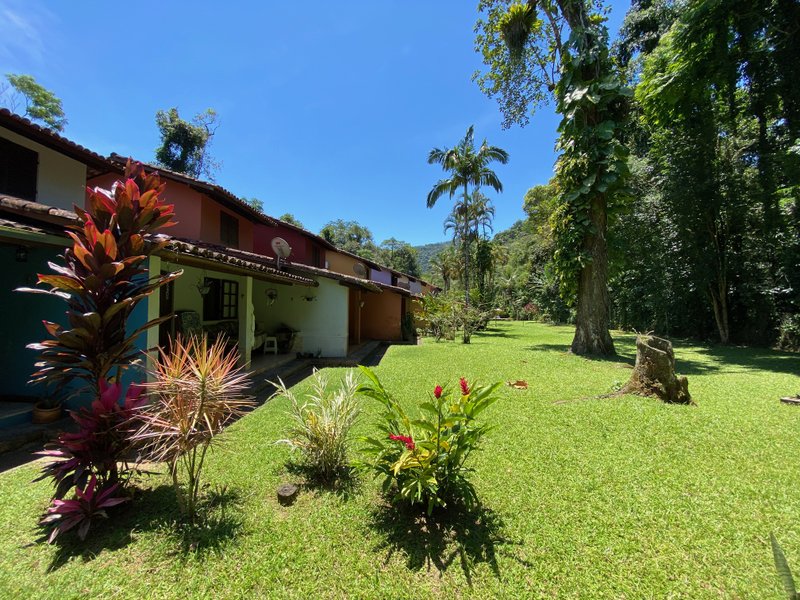 Condomínio em meio a natureza, com duas suítes , reformado , com financiamento bancário ESTRADA BEIRA RIO São Sebastião - 