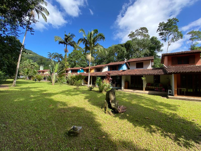 Condomínio em meio a natureza, com duas suítes , reformado , com financiamento bancário ESTRADA BEIRA RIO São Sebastião - 