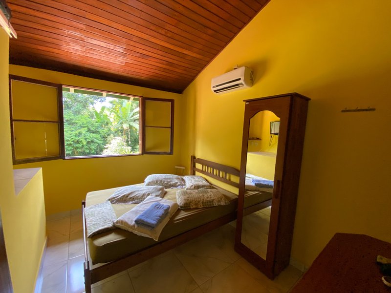 Condomínio em meio a natureza, com duas suítes , reformado , com financiamento bancário ESTRADA BEIRA RIO São Sebastião - 