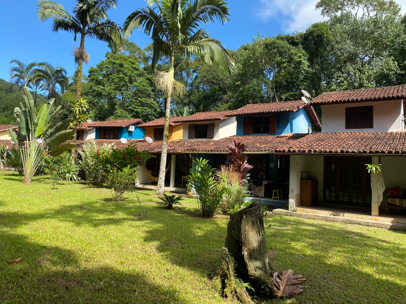 Condomínio em meio a natureza, com duas suítes , reformado , com financiamento bancário ESTRADA BEIRA RIO São Sebastião - 