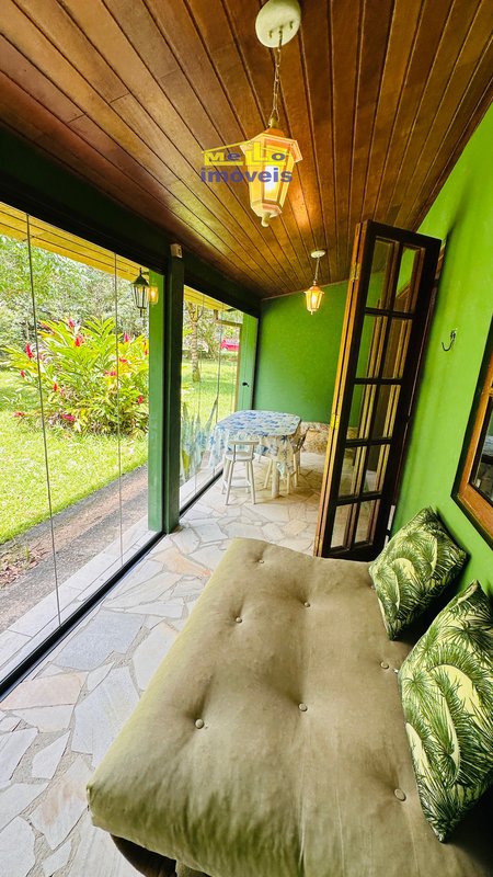 Condomínio em meio a natureza, com duas suítes , reformado , com financiamento bancário ESTRADA BEIRA RIO São Sebastião - 