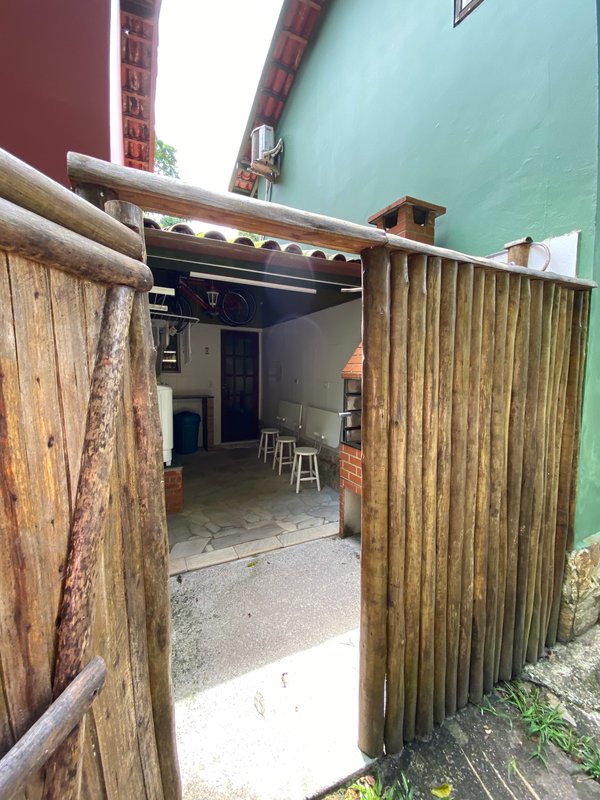 Condomínio em meio a natureza, com duas suítes , reformado , com financiamento bancário ESTRADA BEIRA RIO São Sebastião - 