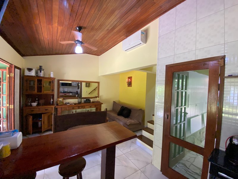 Condomínio em meio a natureza, com duas suítes , reformado , com financiamento bancário ESTRADA BEIRA RIO São Sebastião - 