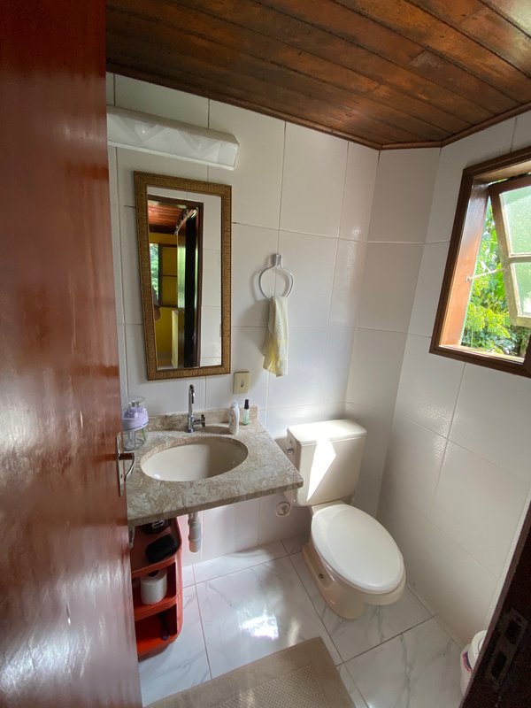 Condomínio em meio a natureza, com duas suítes , reformado , com financiamento bancário ESTRADA BEIRA RIO São Sebastião - 