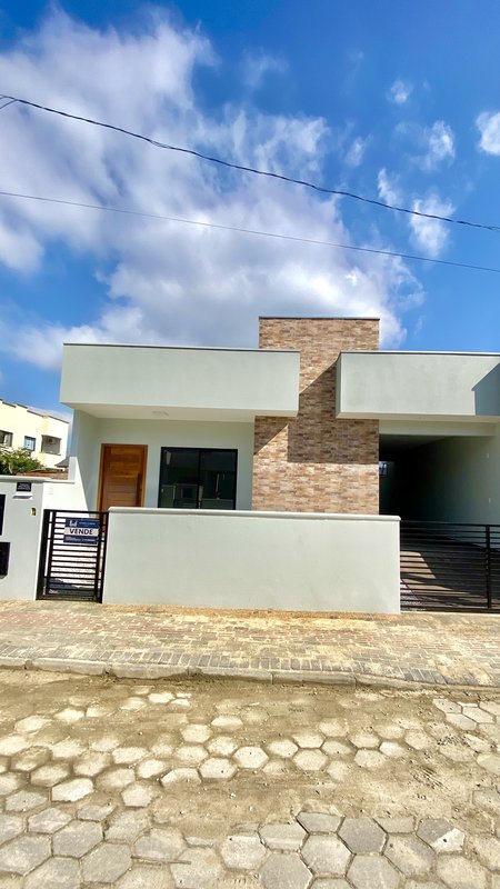 CASA COM 1 SUÍTE MAIS 2 DORMITÓRIOS NA GUABIRUBA SUL - Guabiruba - 