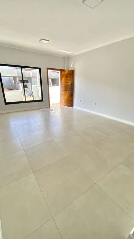 CASA COM 1 SUÍTE MAIS 2 DORMITÓRIOS NA GUABIRUBA SUL - Guabiruba - 