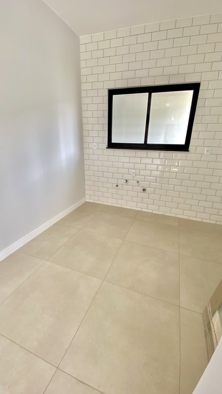 CASA COM 1 SUÍTE MAIS 2 DORMITÓRIOS NA GUABIRUBA SUL - Guabiruba - 