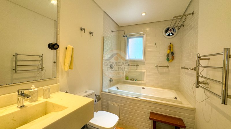 Casa em condomínio no canto direito da Praia de Juquehy - LOCAÇÃO DIÁRIA - São Sebastião - 