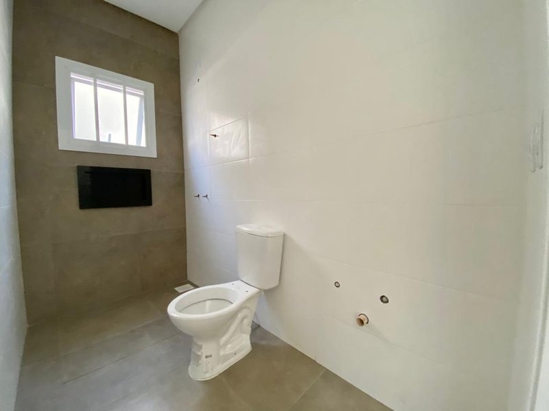 Casa 2 quartos, sendo 1 suíte, demais peças, na Praia Guarani Av. Cristovão Colombo Capão da Canoa - 