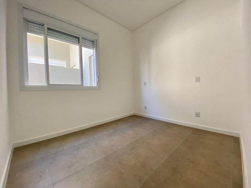 Casa 2 quartos, sendo 1 suíte, demais peças, na Praia Guarani Av. Cristovão Colombo Capão da Canoa - 