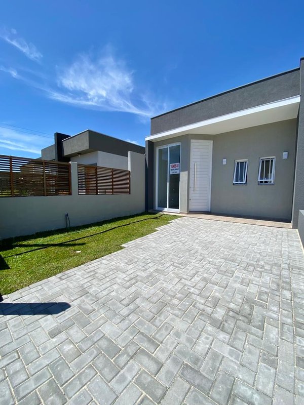 Casa 2 quartos, sendo 1 suíte, demais peças, na Praia Guarani Av. Cristovão Colombo Capão da Canoa - 