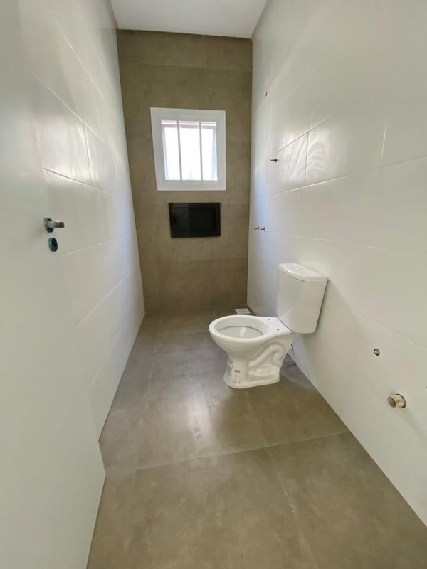 Casa 2 quartos, sendo 1 suíte, demais peças, na Praia Guarani Av. Cristovão Colombo Capão da Canoa - 