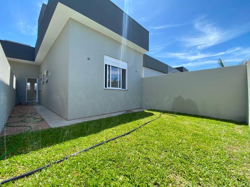 Casa 2 quartos, sendo 1 suíte, demais peças, na Praia Guarani Av. Cristovão Colombo Capão da Canoa - 