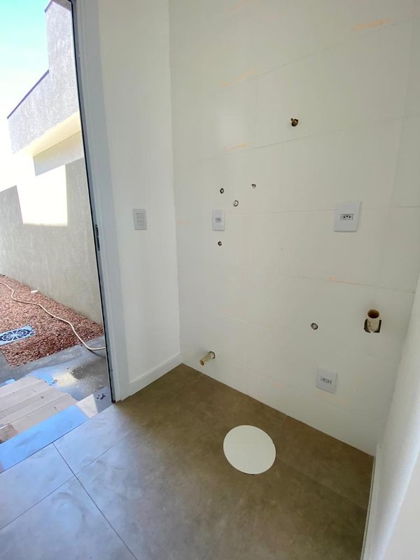 Casa 2 quartos, sendo 1 suíte, demais peças, na Praia Guarani Av. Cristovão Colombo Capão da Canoa - 