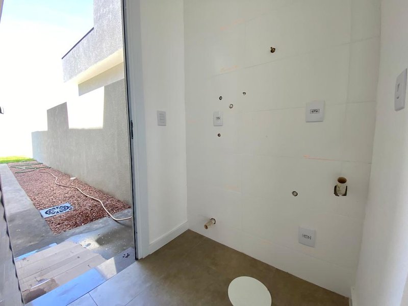 Casa 2 quartos, sendo 1 suíte, demais peças, na Praia Guarani Av. Cristovão Colombo Capão da Canoa - 