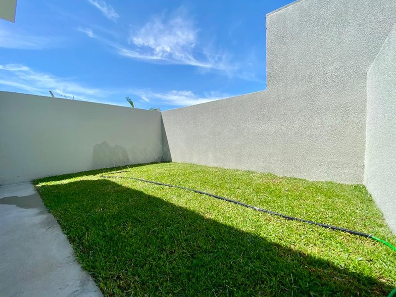 Casa 2 quartos, sendo 1 suíte, demais peças, na Praia Guarani Av. Cristovão Colombo Capão da Canoa - 