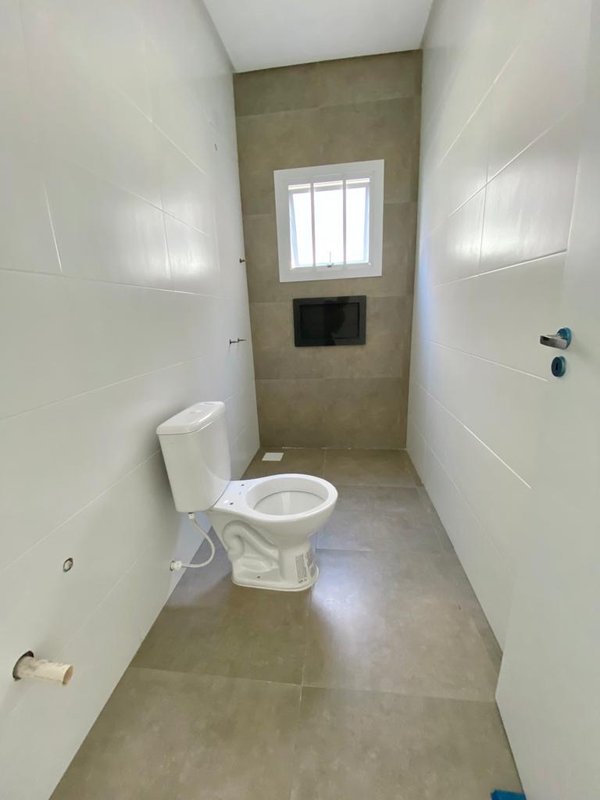 Casa 2 quartos, sendo 1 suíte, demais peças, na Praia Guarani Av. Cristovão Colombo Capão da Canoa - 