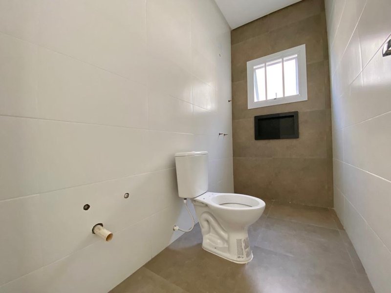 Casa 2 quartos, sendo 1 suíte, demais peças, na Praia Guarani Av. Cristovão Colombo Capão da Canoa - 