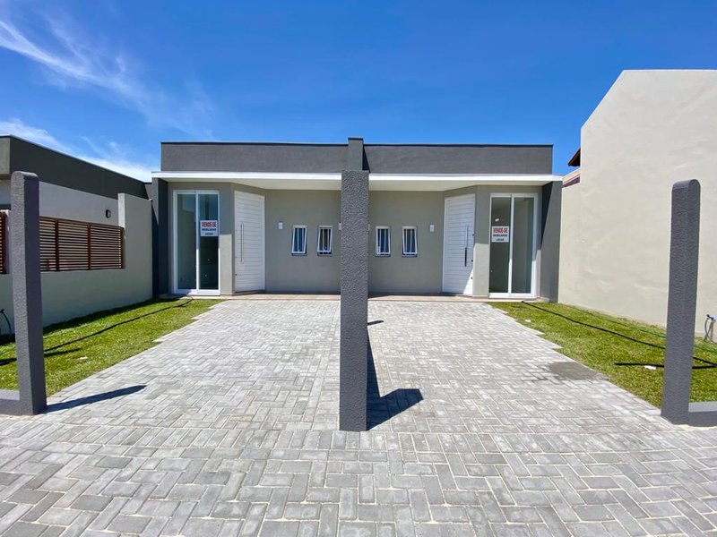 Casa 2 quartos, sendo 1 suíte, demais peças, na Praia Guarani Av. Cristovão Colombo Capão da Canoa - 
