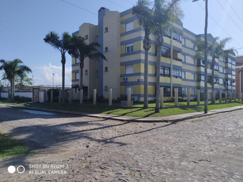 Apto com 1 quarto e meio, demais peças, MOBILIADO e REFORMADO, com vaga privativa Avenida das Dalias Capão da Canoa - 