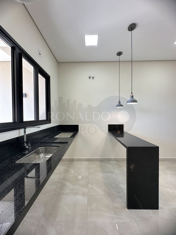 Linda Casa de Condomínio, com Piscina, Ambientes Integrados e Área Gourmet em Tatuí - Tatuí - 