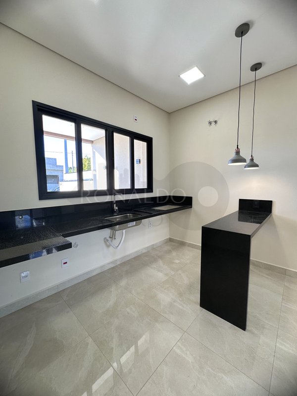 Linda Casa de Condomínio, com Piscina, Ambientes Integrados e Área Gourmet em Tatuí - Tatuí - 