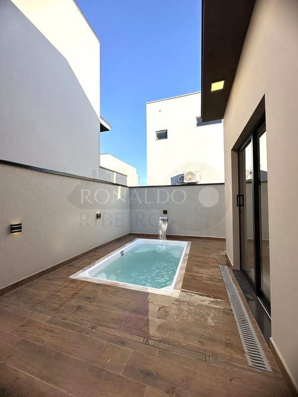 Linda Casa de Condomínio, com Piscina, Ambientes Integrados e Área Gourmet em Tatuí - Tatuí - 