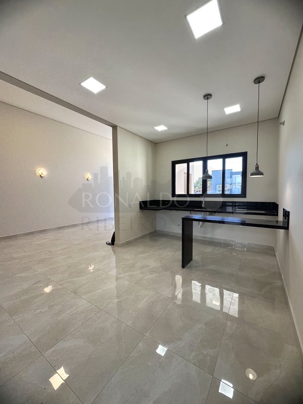 Linda Casa de Condomínio, com Piscina, Ambientes Integrados e Área Gourmet em Tatuí - Tatuí - 