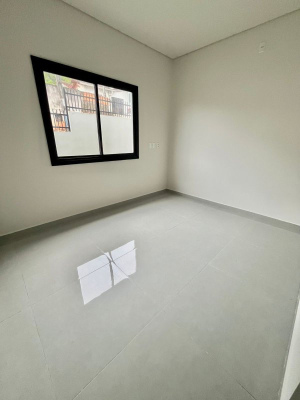 CASA COM 1 SUÍTE MAIS 2 DORMITÓRIOS NA GUABIRUBA SUL - Guabiruba - 