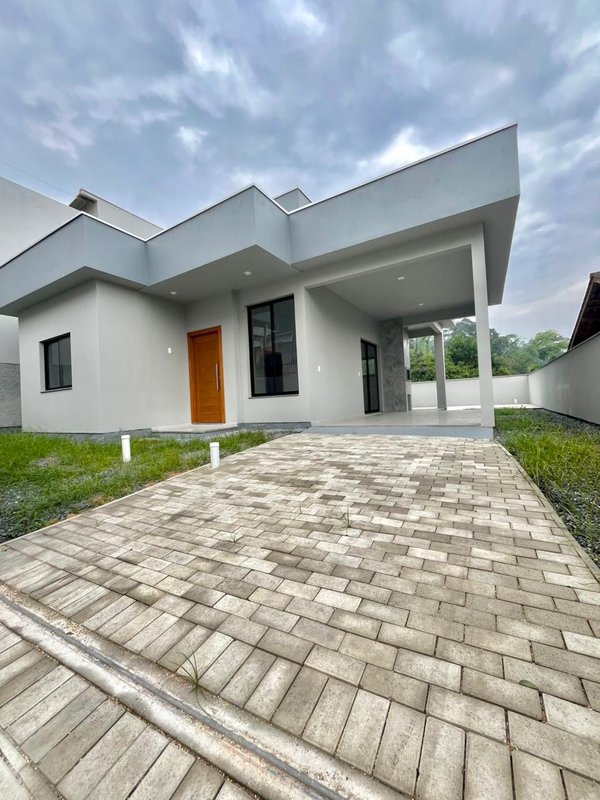 CASA COM 1 SUÍTE MAIS 2 DORMITÓRIOS NA GUABIRUBA SUL - Guabiruba - 