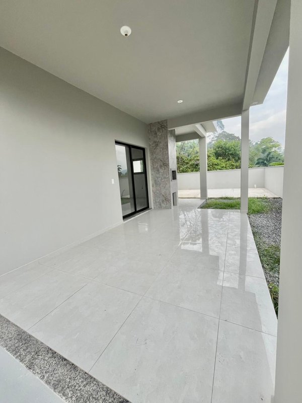 CASA COM 1 SUÍTE MAIS 2 DORMITÓRIOS NA GUABIRUBA SUL - Guabiruba - 