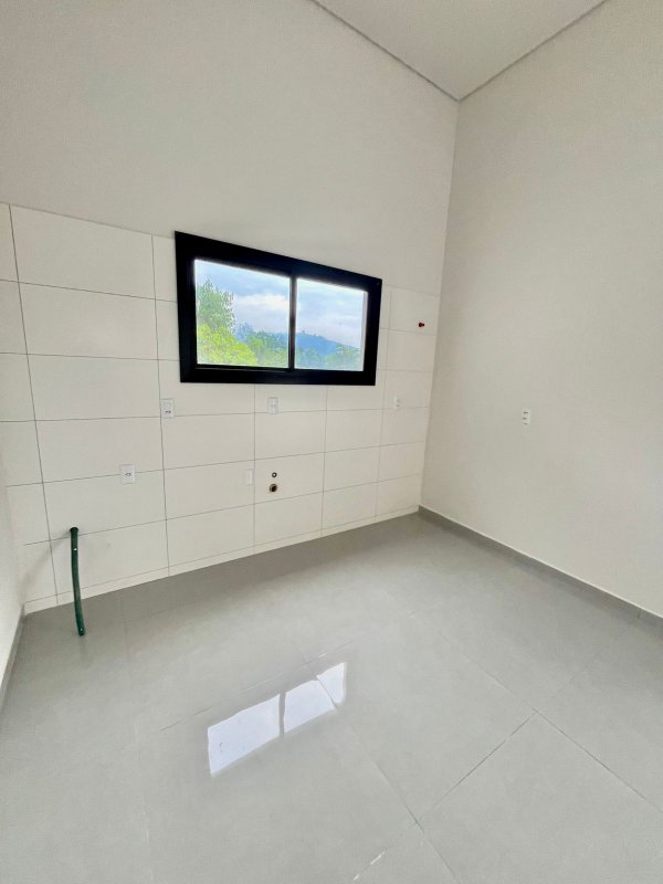 CASA COM 1 SUÍTE MAIS 2 DORMITÓRIOS NA GUABIRUBA SUL - Guabiruba - 