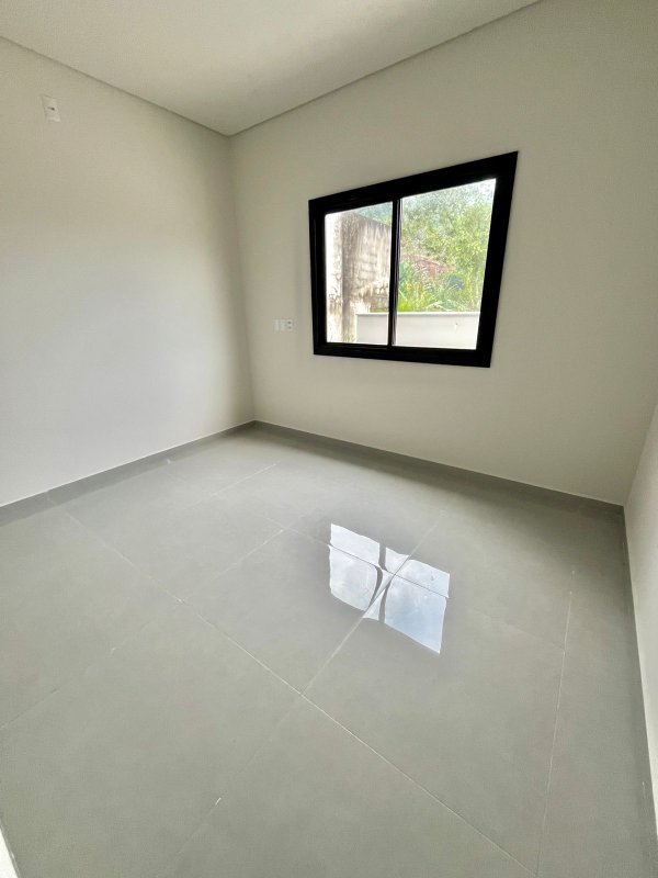 CASA COM 1 SUÍTE MAIS 2 DORMITÓRIOS NA GUABIRUBA SUL - Guabiruba - 