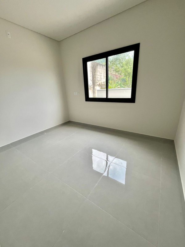 CASA COM 1 SUÍTE MAIS 2 DORMITÓRIOS NA GUABIRUBA SUL - Guabiruba - 