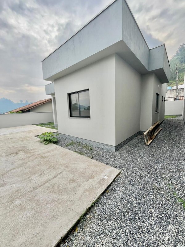 CASA COM 1 SUÍTE MAIS 2 DORMITÓRIOS NA GUABIRUBA SUL - Guabiruba - 