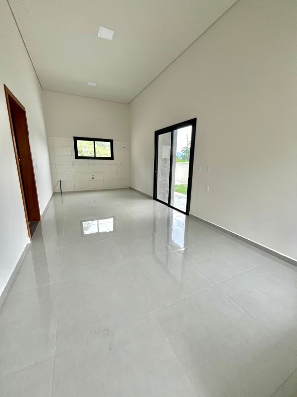 CASA COM 1 SUÍTE MAIS 2 DORMITÓRIOS NA GUABIRUBA SUL - Guabiruba - 