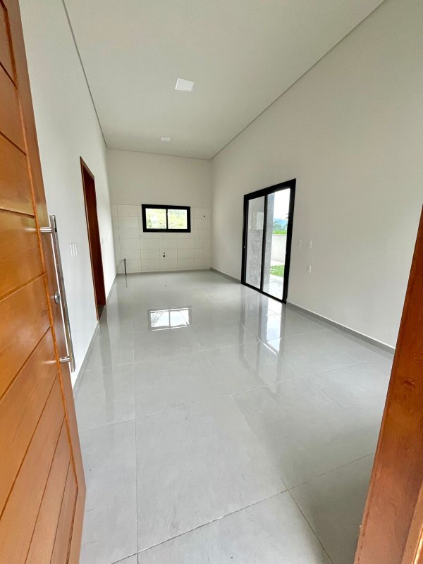 CASA COM 1 SUÍTE MAIS 2 DORMITÓRIOS NA GUABIRUBA SUL - Guabiruba - 