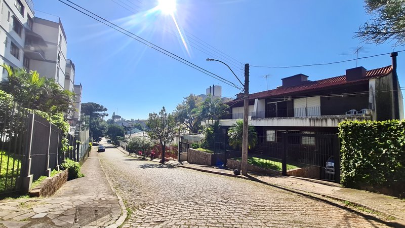 R$ 1.290.000 - LOCALIZAÇÃO SENSACIONAL - EXCELENTE CASA - 420M2 - 3 DORM - 3 VAGAS Rua Líbano Porto Alegre - 