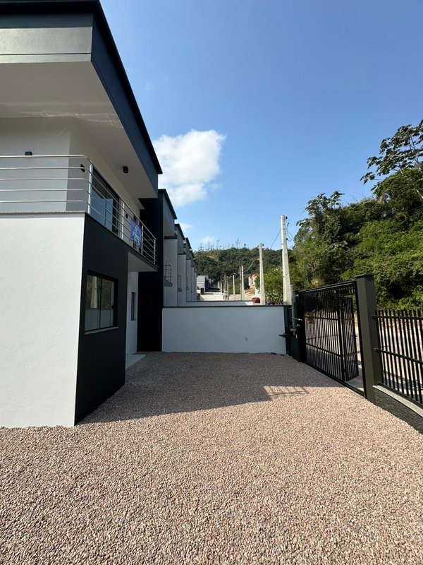 SOBRADO COM 2 SUÍTES NA ÁGUAS CLARAS - Brusque - 