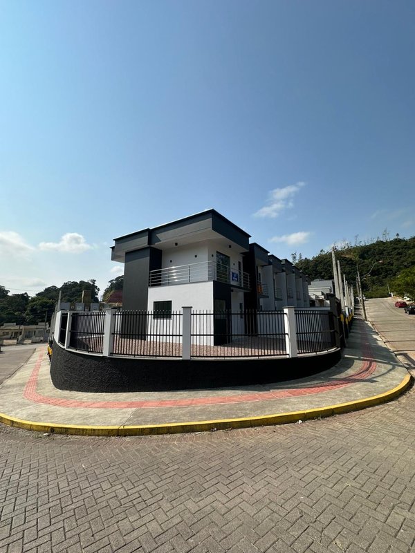 SOBRADO COM 2 SUÍTES NA ÁGUAS CLARAS - Brusque - 