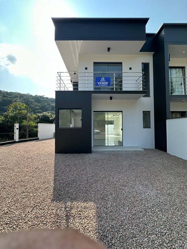 SOBRADO COM 2 SUÍTES NA ÁGUAS CLARAS - Brusque - 