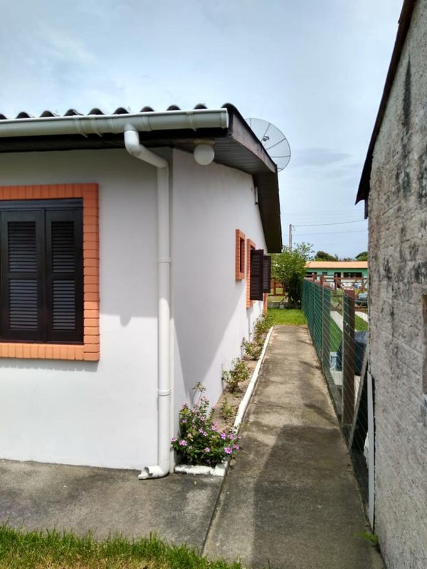 Casa 3 quartos, sendo 1 suíte, 2 vagas de garagem e pátio cercado em Curumim em Capão Rua Iuras Capão da Canoa - 