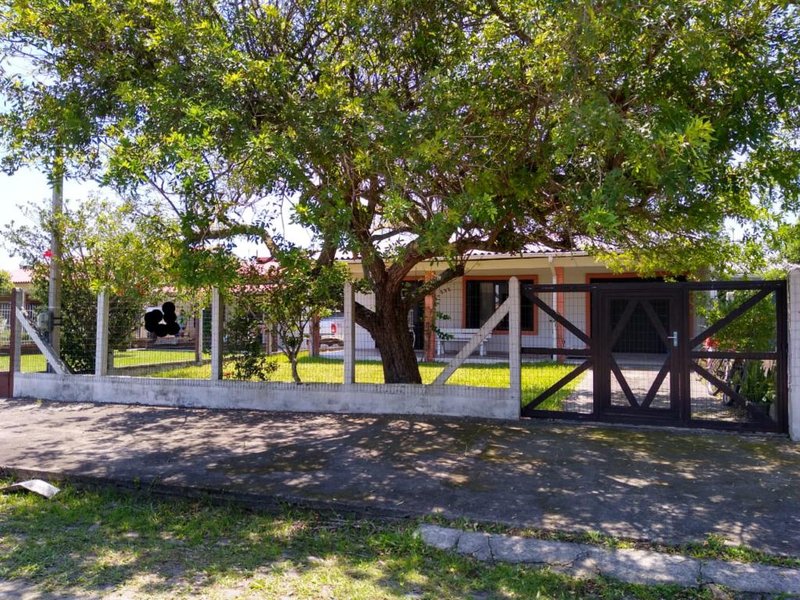 Casa 3 quartos, sendo 1 suíte, 2 vagas de garagem e pátio cercado em Curumim em Capão Rua Iuras Capão da Canoa - 
