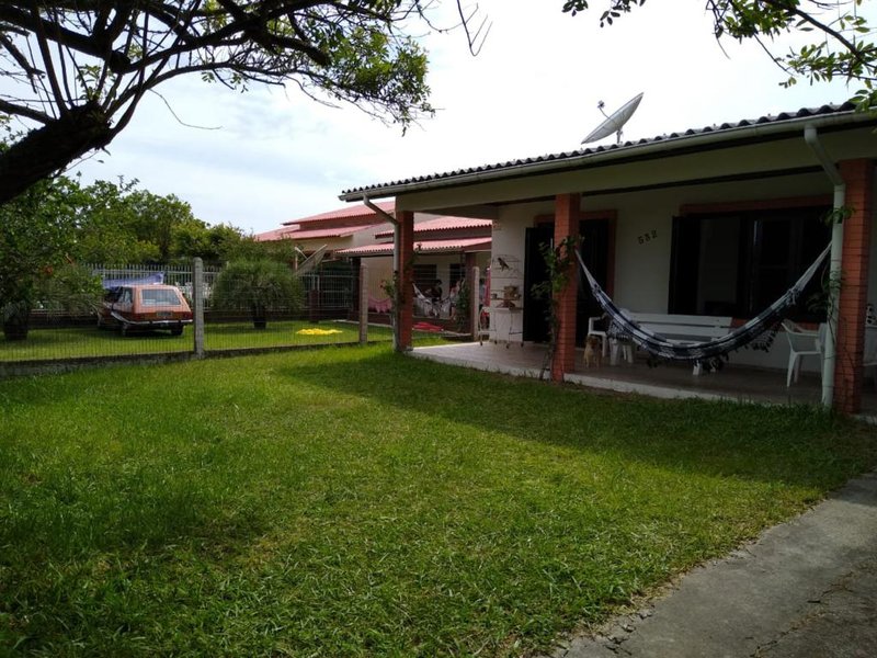 Casa 3 quartos, sendo 1 suíte, 2 vagas de garagem e pátio cercado em Curumim em Capão Rua Iuras Capão da Canoa - 