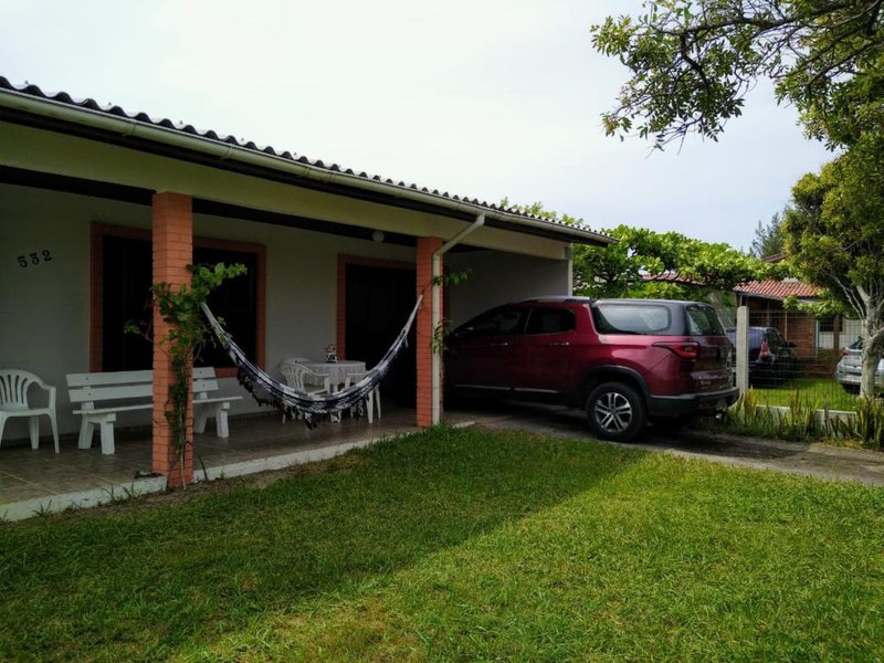 Casa 3 quartos, sendo 1 suíte, 2 vagas de garagem e pátio cercado em Curumim em Capão Rua Iuras Capão da Canoa - 