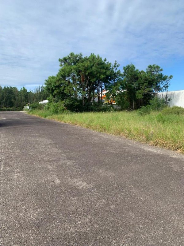 Terreno excelente, com 300 metros quadrados, 2 quadras do mar no  Village, Em Capão Novo Rua Das Rosas Capão da Canoa - 