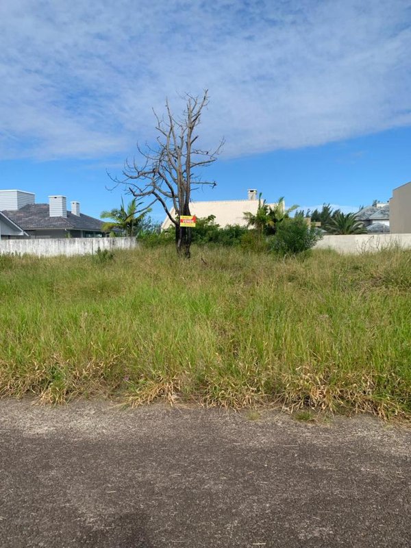 Terreno excelente, com 300 metros quadrados, 2 quadras do mar no  Village, Em Capão Novo Rua Das Rosas Capão da Canoa - 