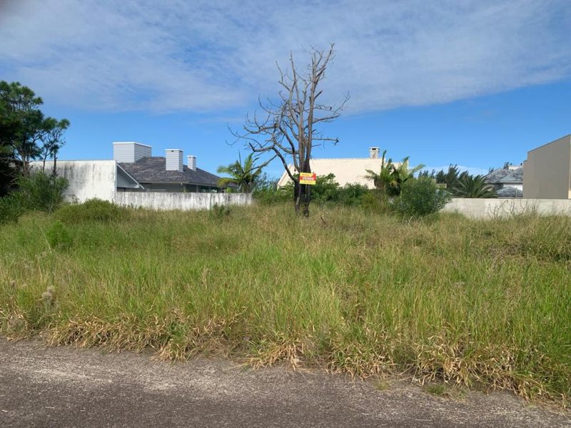 Terreno excelente, com 300 metros quadrados, 2 quadras do mar no  Village, Em Capão Novo Rua Das Rosas Capão da Canoa - 