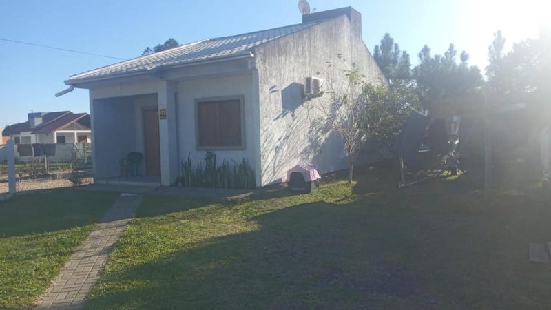 Casa com 2 quartos, demais peças, PODE FINANCIAR, no Village, em Capão Novo Rua Jasmim Capão da Canoa - 